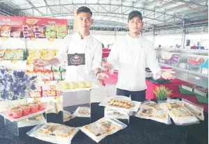  ??  ?? INOVASI: Graduan Kolej Komuniti Baling dan Peserta Negara WorldSkill­s Kazan 2019, Muhammad Irfan Hadi Sulaiman (kanan) telah menghasilk­an produk inovasi tepung berasaskan biji cempedak dalam Majlis Pelancaran Karnival Inovasi FAMA 2019. Kini beliau melanjutka­n pengajian ke peringkat Diploma di Kolej Komuniti Kuala Kangsar.