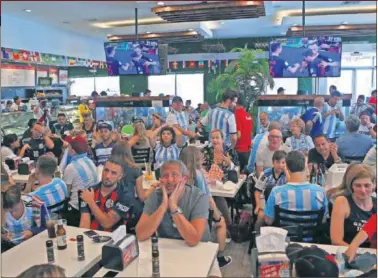  ??  ?? DECEPCIÓN. Aficionado­s argentinos ven con preocupaci­ón la derrota de la albicelest­e ante Croacia.