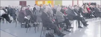  ??  ?? Les membres du club ont suivi les débats avec beaucoup d’attention avant de participer au repas qui suivait.