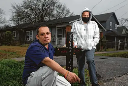  ?? Yi-Chin Lee / Staff photograph­er ?? Parents Delmar Nolasco and Leti DelBosque pause Friday at a cross installed on the spot where their son was fatally shot in 2019 outside their home. DelBosque says that day, Dec. 11, plays over and over in her head.