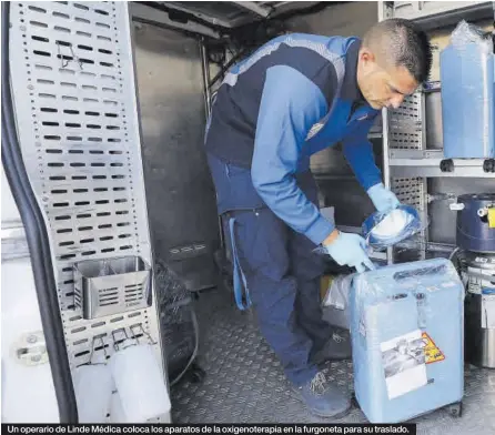  ?? ?? Un operario de Linde Médica coloca los aparatos de la oxigenoter­apia en la furgoneta para su traslado.