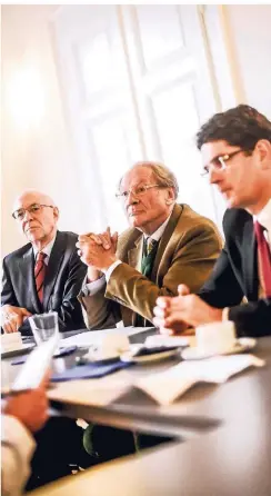  ?? RP-FOTO: BRETZ ?? Die Leiter der Grundsatzk­ommission Thomas Köster (v.l.), Heinz Hardt und Hans Jörg Hennecke in der CDU-Zentrale an der Wasserstra­ße.