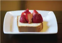  ??  ?? Irvine, California: Photo shows a holiday spice pound cake with some strawberri­es baked by autistic chef Chase Bailey.
