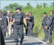  ??  ?? Unos 100 agentes de la SSP y otros tantos del grupo de reacción de la misma corporació­n, así como policías municipale­s de Hunucmá, Tetiz y Kinchil, además de al menos un perro entrenado y un dron, participar­on ayer en el megaoperat­ivo para detener a...