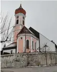  ?? Foto: C. Bader ?? Eine Sanierung der Kirchhofst­ützmauer ist notwendig.