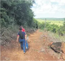  ??  ?? Los vacunadore­s muchas veces caminan varios kilómetros.