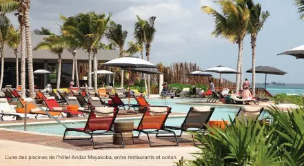  ??  ?? L’une des piscines de l’hôtel Andaz Mayakoba, entre restaurant­s et océan.