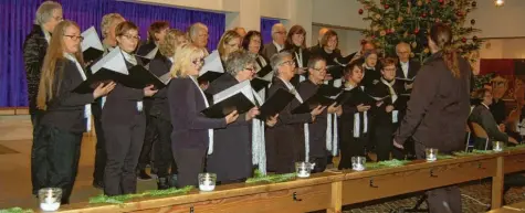  ??  ?? Die Chorgemein­schaft Dinkelsche­rben beim Konzert in der Simpertkic­he. Fotos: Anne-Marie Wiedemann