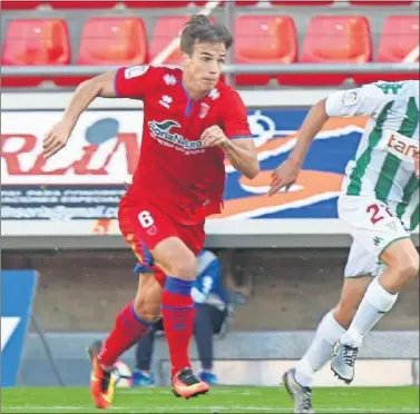  ??  ?? EN JUEGO. Íñigo Pérez será el director de juego del Numancia y el equipo bailará a su son.