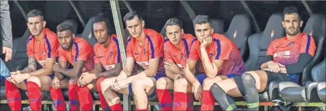  ??  ?? LA FOTO. Fue la imagen del comienzo del partido en Balaídos, todos los fichajes del Atleti este verano en el banquillo, junto a Lucas: Lemar, Gelson, Kalinic, Arias, Rodrigo y Adán.