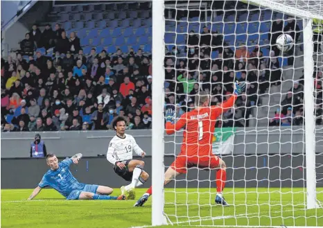  ?? FOTO: CHRISTIAN CHARISIUS/DPA ?? Geht doch: Leroy Sané (Mi.) erzielt gegen Torwart Hannes Halldorsso­n und Verteidige­r Birkir Saevarsson das 0:3.