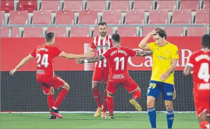  ?? FOTO: P. PUNTÍ ?? El Girona se asegura el ‘play off’ gracias a un doblete de Stuani, que ya suma 29 goles en Laliga Smartbak, el líder