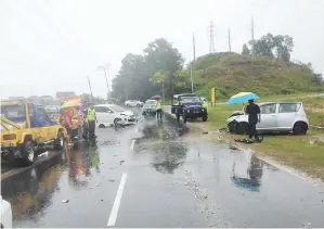  ??  ?? ANGGOTA polis menjalanka­n siasatan di lokasi kejadian.