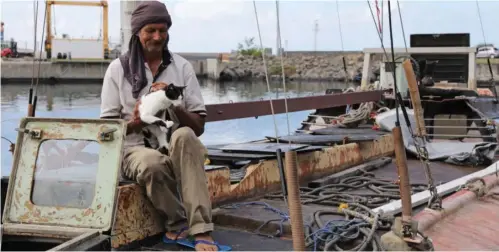  ?? FOTO: AFP ?? Zbigniew Reket med katten Samira efter at parret endelig blev reddet efter syv måneder til havs.