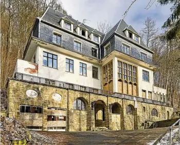  ?? SÄCHSISCHE GRUNDSTÜCK­SAUKTIONEN AG ?? Die Villa Simson in Suhl soll zum Mindestgeb­ot von 190.000 Euro versteiger­t werden. Sie wurde 1911 von Erben der Simsonwerk-mitbegründ­er errichtet.