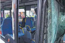  ?? FOTO: DPA ?? Heftiger Aufprall: Die zerstörte Frontseite des Busses.