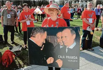  ?? FOTO PROFIMEDIA ?? Tragédie prezidents­kého letadla dodnes rozděluje polskou veřejnost. Část lidí nevěří oficiální zprávě a za pádem letadla s vrcholnými představit­eli polského státu vidí aktivity Ruska (na snímku protest ve Varšavě).