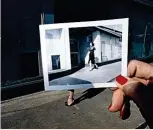  ?? ?? Guy Bourdin (1928-1991) consigue que la modelo de esta obra de 1978 destinada a una campaña de publicidad pase a un segundo plano para destacar su calzado.