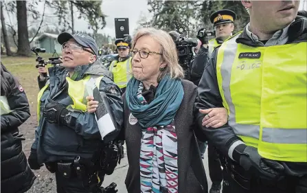 ?? DARRYL DYCK THE CANADIAN PRESS ?? Green Party Leader Elizabeth May is arrested by RCMP officers after joining protesters outside Kinder Morgan’s facility in Burnaby, B.C., on Friday.