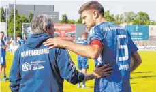  ?? FOTO: ROLF SCHULTES ?? Zwei, auf die es beim FV Ravensburg jetzt noch mehr ankommt: Trainer Michael Schilling (li.) und Kapitän Moritz Jeggle müssen auf dem Weg zum Klassenerh­alt vorangehen.