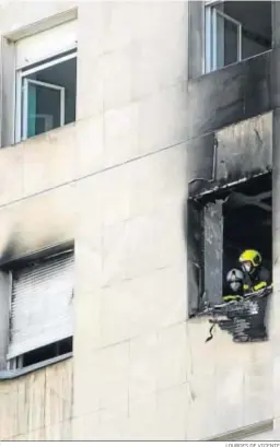  ?? LOURDES DE VICENTE ?? Dos bomberos examinan los efectos del fuego en el Hospital Puerta del Mar.