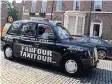  ??  ?? TOUR Beatles trip cabbie Jay Riley drives taxi past Lennon flat