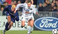  ?? GEPA ?? Sturms Gerald Strafner gegen Valencias John Carew in der zweiten Gruppenpha­se der Champions League
2000/01
