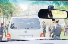  ?? CHEEWIN SATTHA ?? A motorcade of former prime minister Yingluck Shinawatra is searched at a checkpoint set up in front of the entrance to the Green Valley housing estate in Chiang Mai’s Mae Rim district where she stays. Ms Yingluck was in Chiang Mai to make merit for...