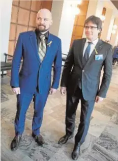  ?? EFE ?? Carles Puigdemont, junto al diputado finlandés Mikko Kärnä, ayer en Helsinki