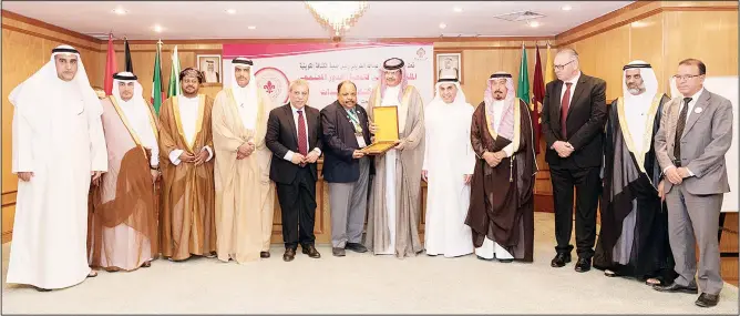  ?? KUNA photo ?? Participan­ts of the Arab Scouting Forum being hosted by Kuwait pose for a group photo.