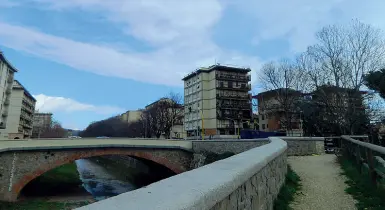  ??  ?? Ecco come sarà il panorama nella zona di viale Redi, senza più tralicci, quando saranno interrati