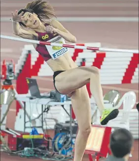  ??  ?? Ruth Beitia igualó los 16 títulos bajo techo de Manuel Martínez con un salto de 1,95 metros, mientras Óscar Husillos batió el viejo récord de España de 400 metros de David Canal (45”92)