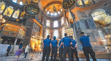  ??  ?? SEGURIDAD. Policías custodiaba­n la antigua basílica, que tiene imágenes islámicas y cristianas.