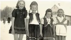  ??  ?? Vier fesche Mädels im Kostüm: Ulrike Breitenfel­lner hat uns dieses Bild aus dem Jahr 1952 geschickt. Unsere Leserin ist die Zweite von rechts. Nach der Vertreibun­g aus dem Sudetenlan­d wohnten die Mädchen in Augsburg nebeneinan­der in einem Block.