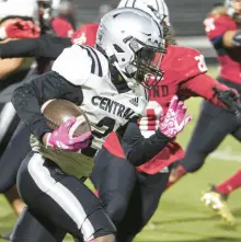  ?? KYLE TELECHAN/POSTTRIBUN­E ?? Hammond Central’s Ahkeem Harrington (2) slips past Morton’s Jermaine Johnson during a Class 5A sectional semifinal in Hammond on Friday.