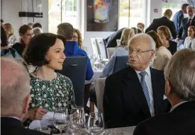  ?? ?? ■ Kung Carl XVI Gustaf hade Jenni Haukio som bordsdam under lunchen.