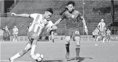  ??  ?? CABARAN BERAKHIR: Penyerang Sarawak, Abdul Rahim Abdul Razak (kiri) cuba melepasi pertahanan UKM FC pada aksi Piala Cabaran 2018 di Stadium Negeri, Petra Jaya Kuching kelmarin.