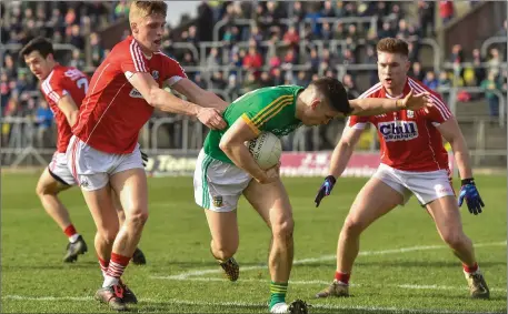  ??  ?? Donal Lenihan of Meath in action against Sean White and Kevin Flahive.