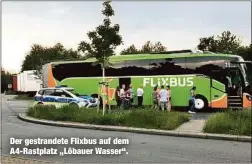  ??  ?? Der gestrandet­e Flixbus auf dem A4-Rastplatz „Löbauer Wasser“.