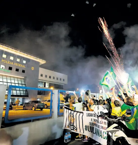  ?? Rodolfo buhrer/reuters ?? Anoche hubo festejos frente a la sede policial en la que quedó preso Lula, en Curitiba