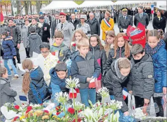  ??  ?? Les enfants ont fleuri le monument aux morts