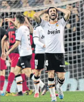  ?? FOTO: EFE ?? José Luis Gayá pone el grito en el cielo durante el partido contra el Atlético de Madrid