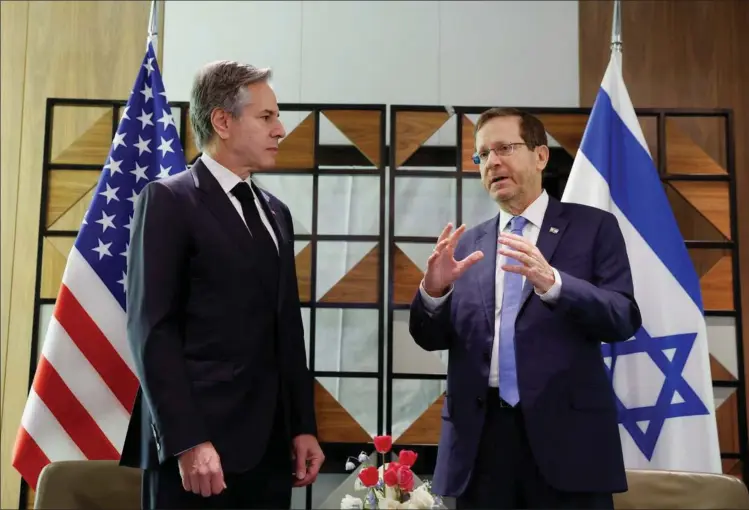  ?? Foto: Evelyn Hockstein/Reuters ?? USA's udenrigsmi­nister, Antony Blinken, er på rundrejse i Mellemøste­n for at forhindre, at krigen i Gaza udvikler sig til en større regional konflikt. Her ses Blinken med Israels praesident, Isaac Herzog.