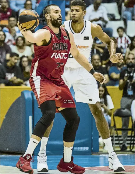  ?? FOTO: PERE PUNTÍ ?? Marc Gasol controland­o el balón ante la presión de Tavares. El duelo de los dos pívots resultó vibrante