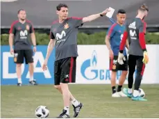  ?? /FOTOS: EFE ?? Fernando Hierro dirigió ayer su primer entrenamie­nto con la selección de España. «Estoy muy triste, pero deseando que juguemos un magnífico Mundial y ganemos»