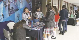  ??  ?? Los alumnos conocieron diferentes perfiles educativos para orientar sus estudios universita­rios.