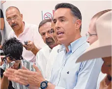  ??  ?? Queja. Guillermo Anaya fue respaldado por cuatro candidatos a la Gubernatur­a, así como líderes partidista­s, entre ellos, Ricardo Anaya.