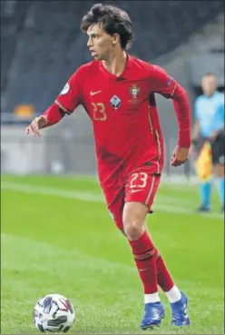  ??  ?? João Félix controla un balón en el último amistoso de Portugal.