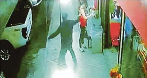  ??  ?? RAKAMAN CCTV menunjukka­n suspek meragut beg wanita di hadapan kedai serbaneka.