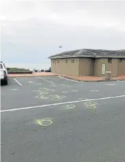  ?? Picture: JEFF WICKS ?? BULLETS FLY: The scene of a bloody shooting involving an off-duty policeman and soldiers in Foreshore Drive on the Bluff in Durban early on Sunday